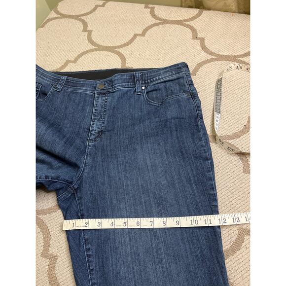 Chico’s Fabulously Slimming Cropped blue jeans, size 2.5 crop/ 14 - Picture 6 of 12